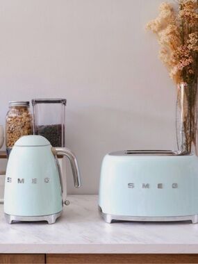 Smeg Retro Pastel Green Electric Kettle – Sleek Countertop Style